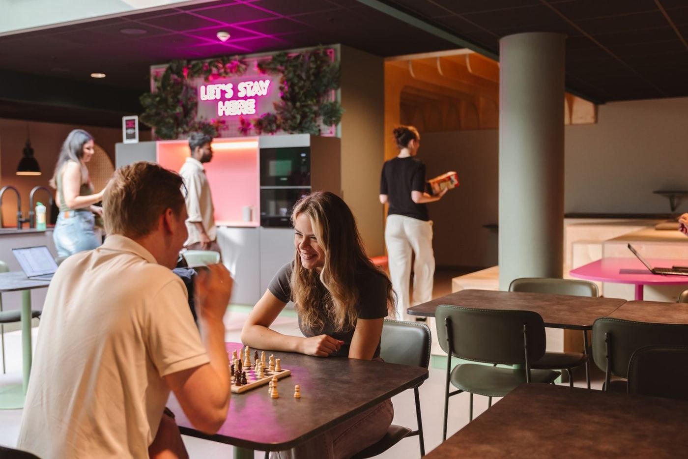 Rosa LED-neonskylt i loungen på hotellet Bunks at Rode i Oslo