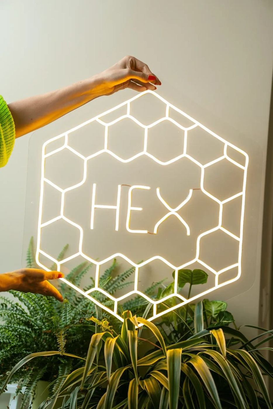 Sexkantig LED-neonskylt med butikslogotyp