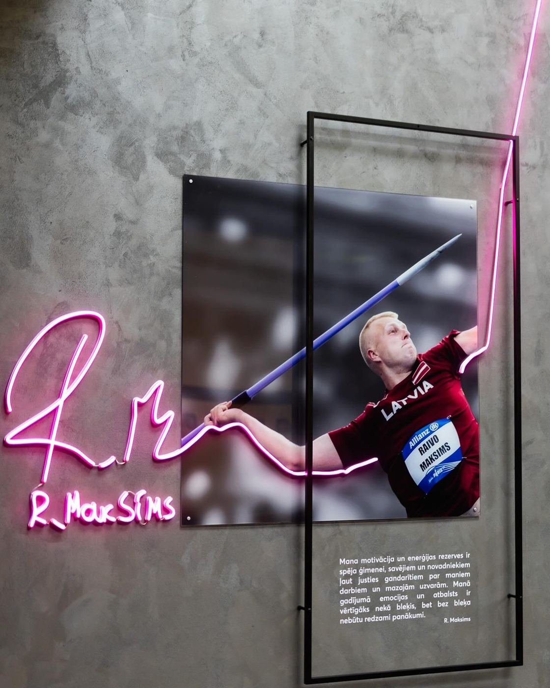 Rosa LED-neonsignatur som går utanför ramen i installationen #kopāspēks