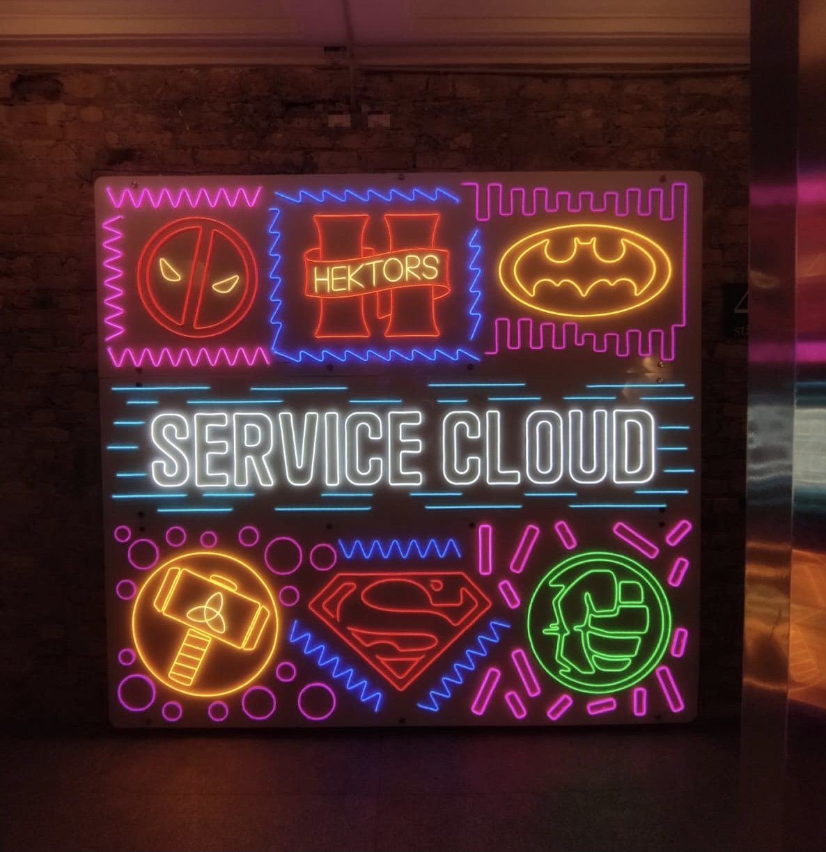 Flerfärgad LED-neonvägg med Service Cloud-motiv på ScandiWebs kontor